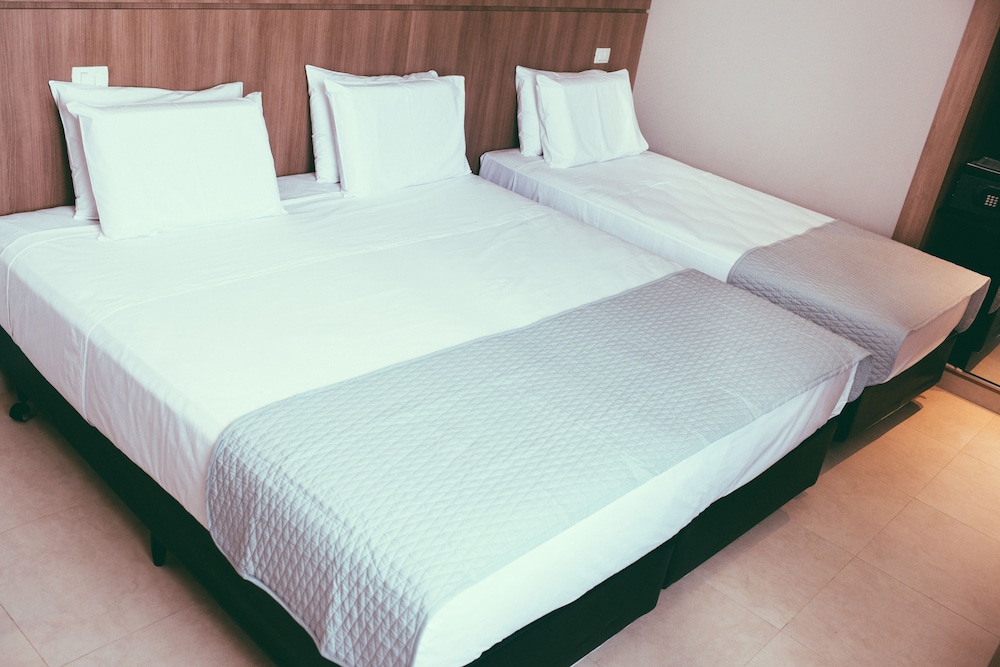 Gold, Triple, 1 King and 1 Single Beds, Double and Twin Beds