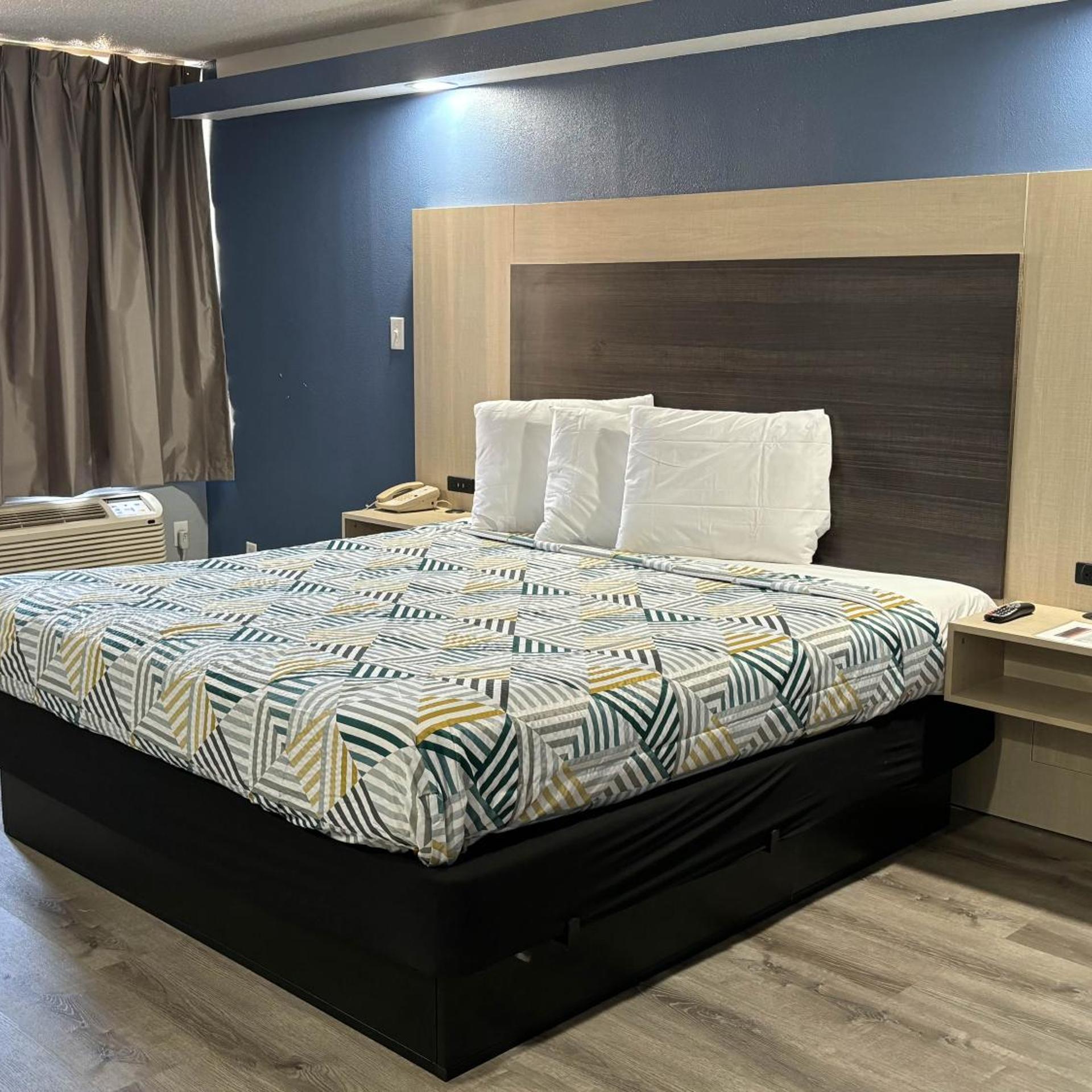 1 King Bed - Non-Smoking, Micfridge، Studio6 Suites Memphis, TN – East Memphis 8/10