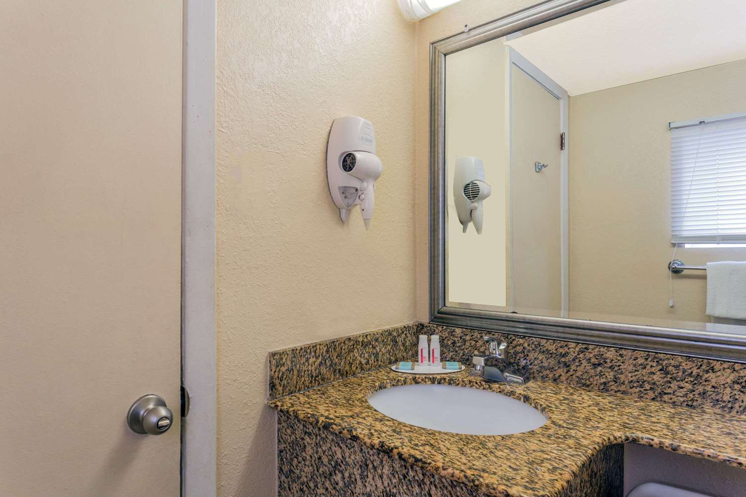 Travelodge By Wyndham Virginia Beach 6/10