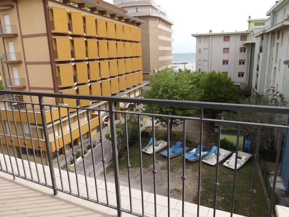 Mimosa Hotel 3/50
