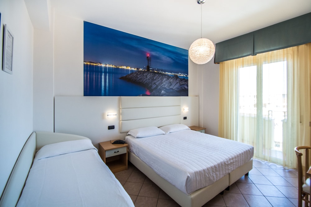 ROOM, TRIPLE, PARTIAL SEA VIEW
