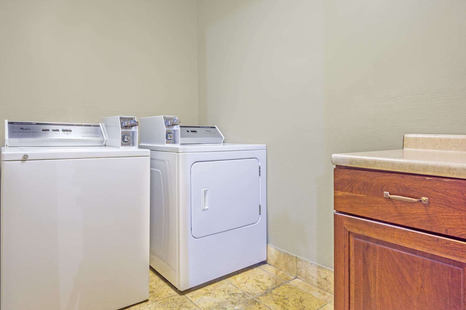 Days Inn by Wyndham Columbus Airport 7/37