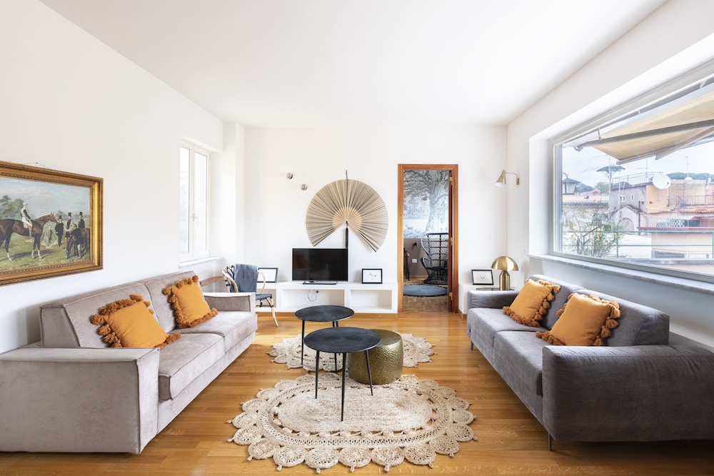 Rome Accommodation Condotti with terrace 31/50