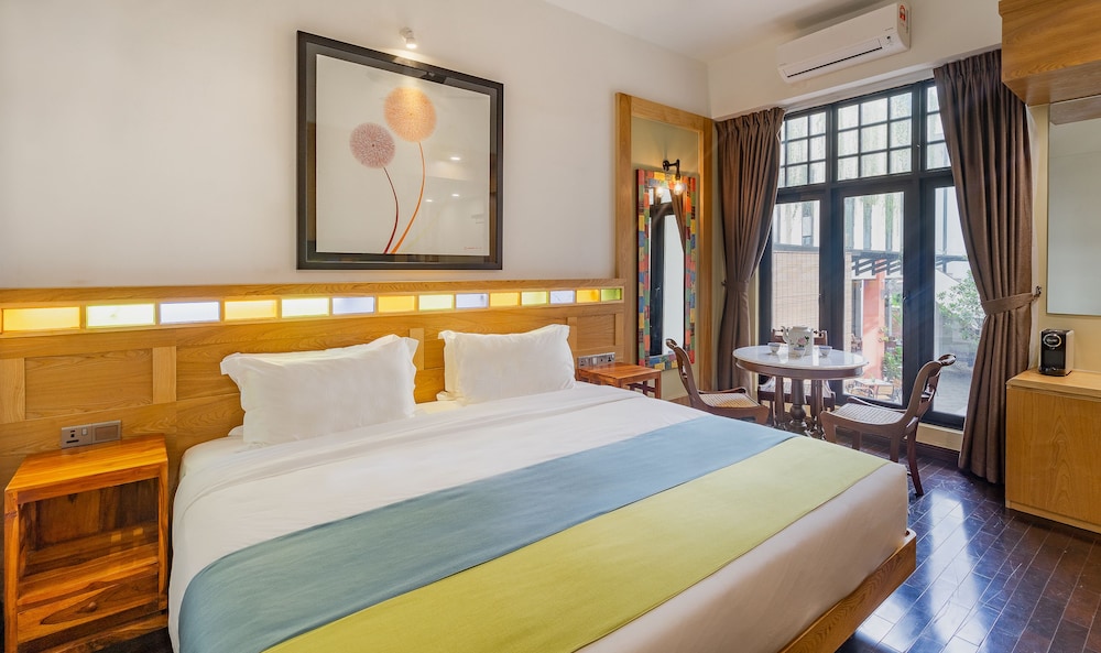 PREMIER, KING BED, BATHTUB