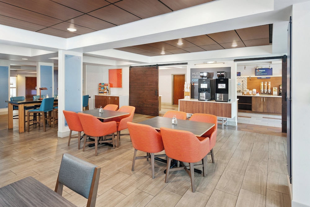 Holiday Inn Express Hotel & Suites Urbana-Champaign(U Of I Area) 56/74