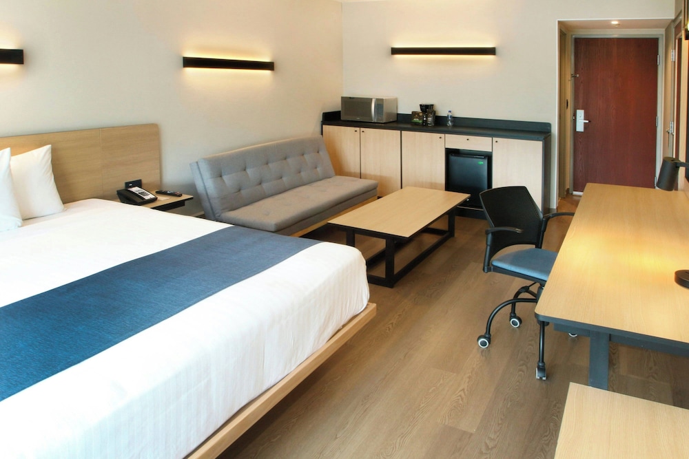 Suite, Queen Bed, Sofa