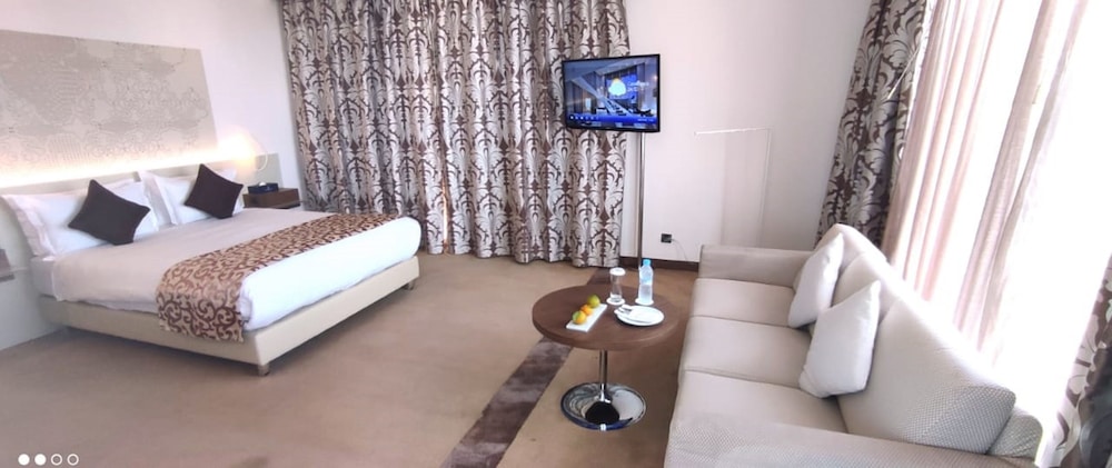 SENIOR, SUITE, KING BED, CITY VIEW