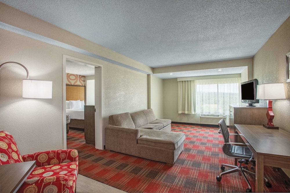 La Quinta Inn & Suites by Wyndham DC Metro Capital Beltway 38/55