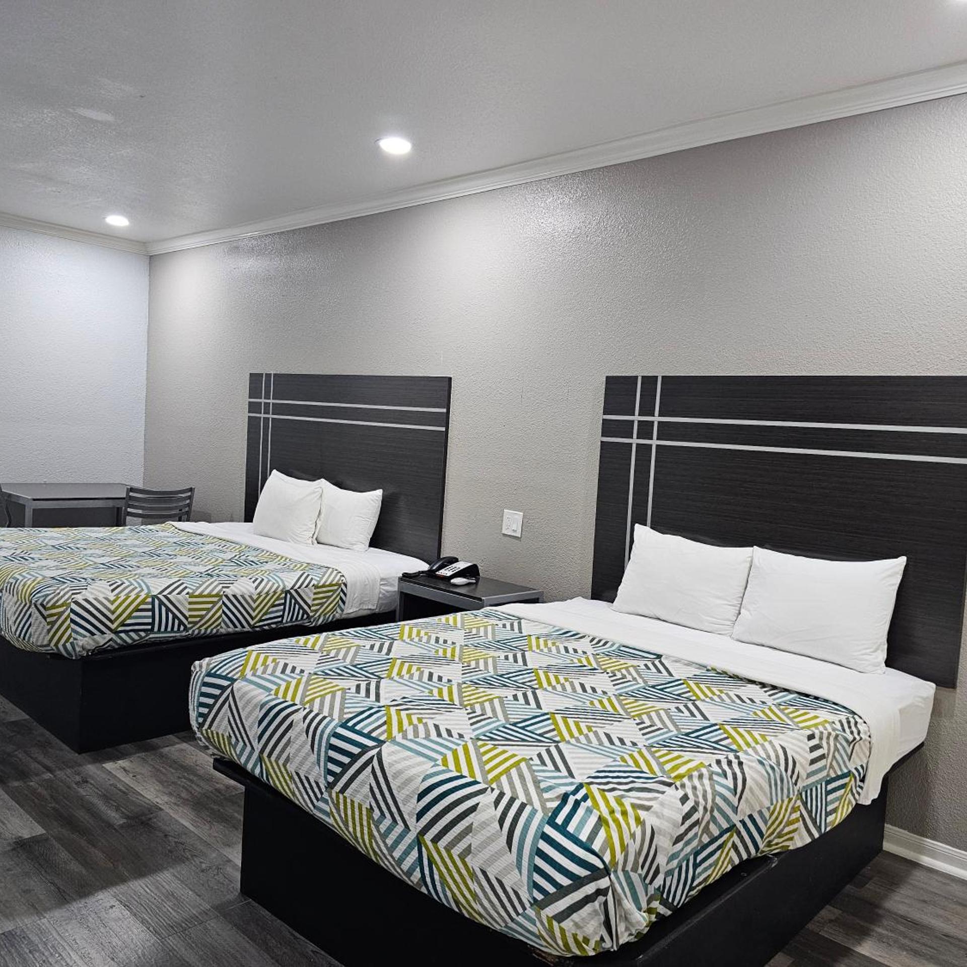 2 Queen Beds - Mobility Accessible Tub Nsmk