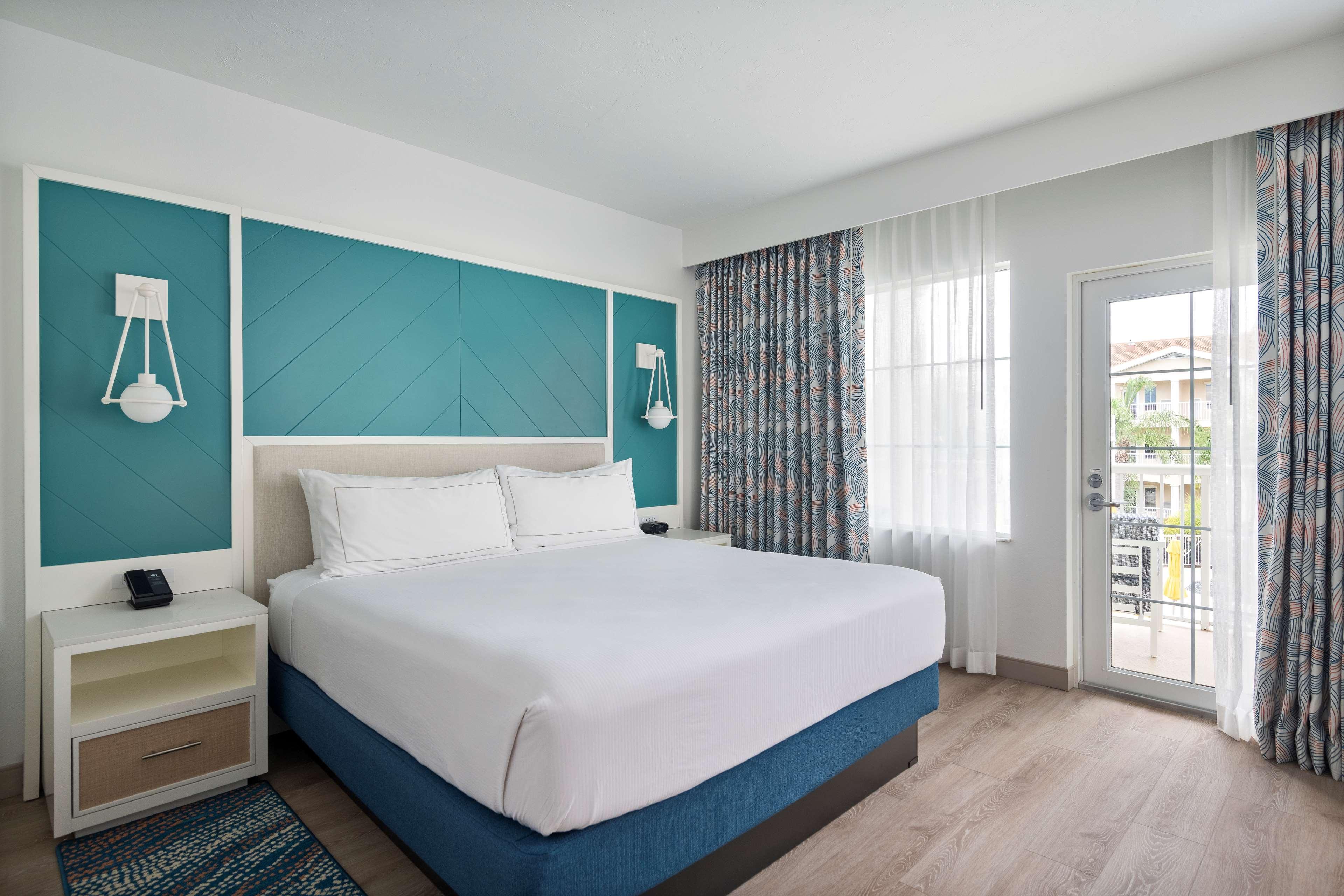 1 BEDROOM, SUITE, KING BED, POOL VIEW, BALCONY, ACCESSIBLE