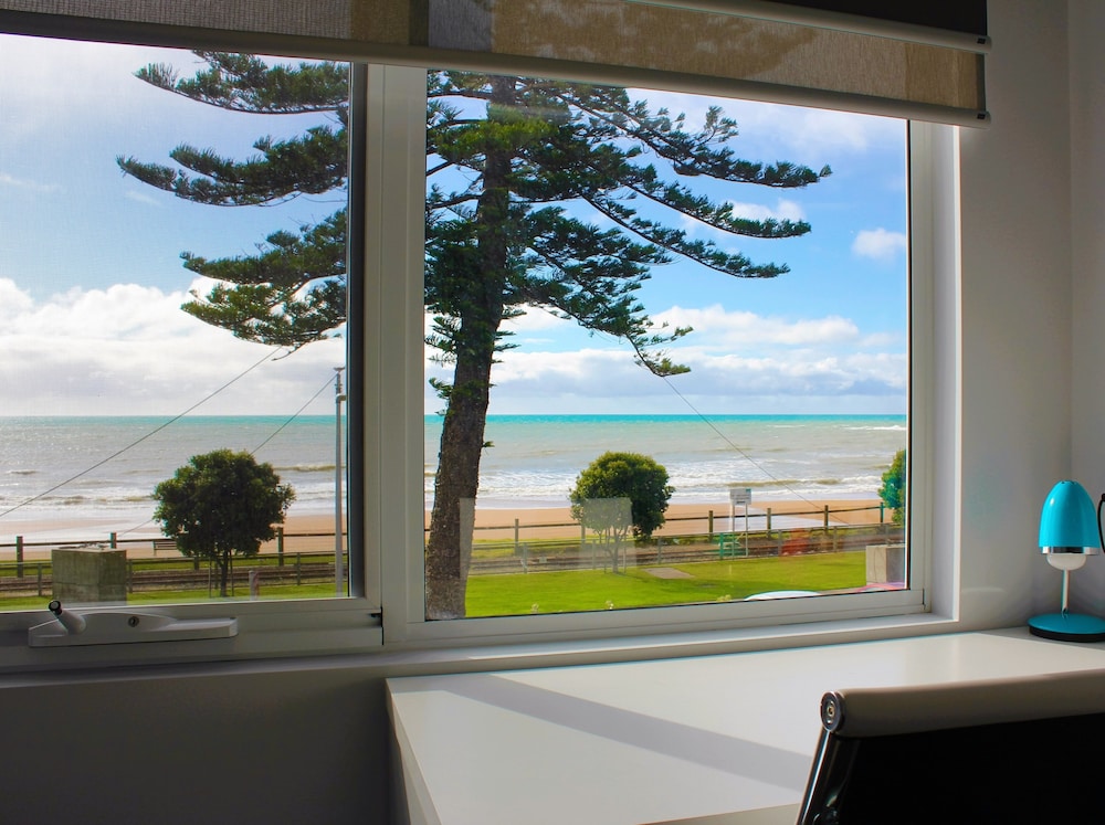 Beach Hotel 37/58