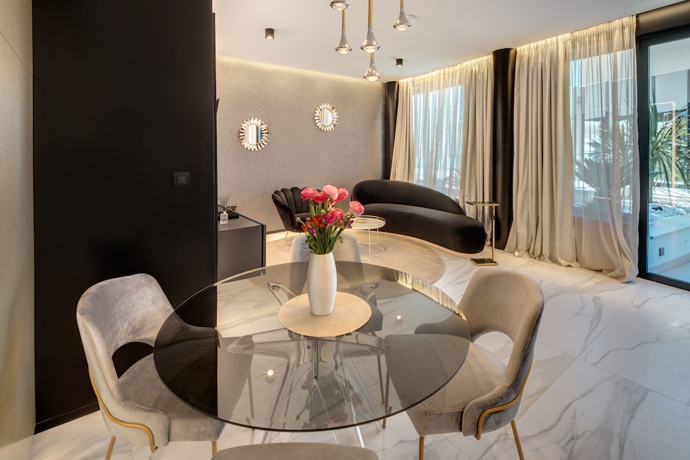 All Suites Hotel Posh 45/65