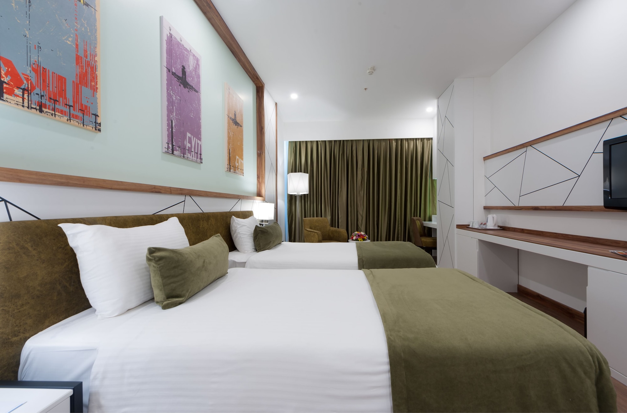 DELUXE, DOUBLE OR TWIN BED