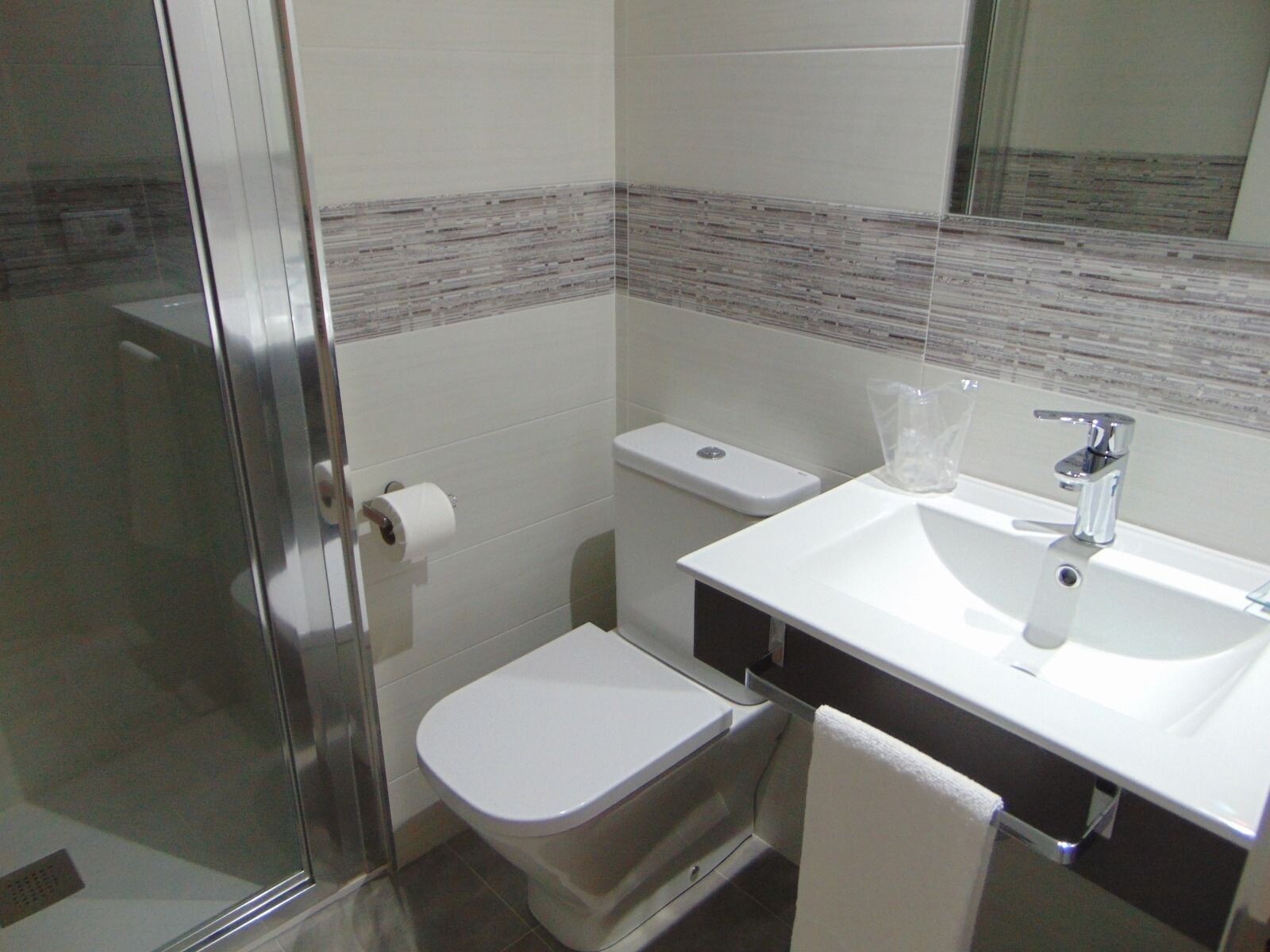 ROOM, DOUBLE BED