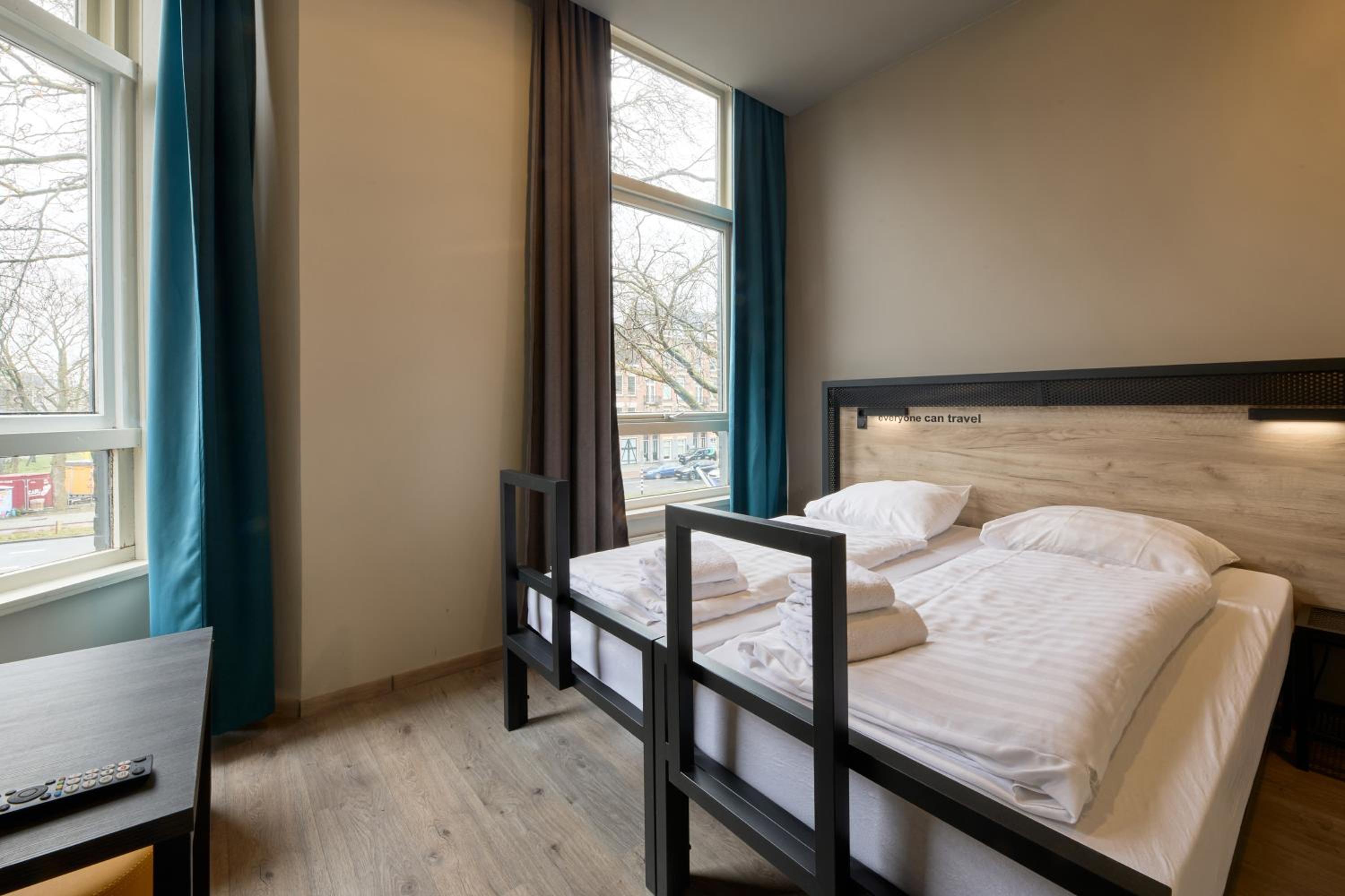 Room, Single, 3 Beds