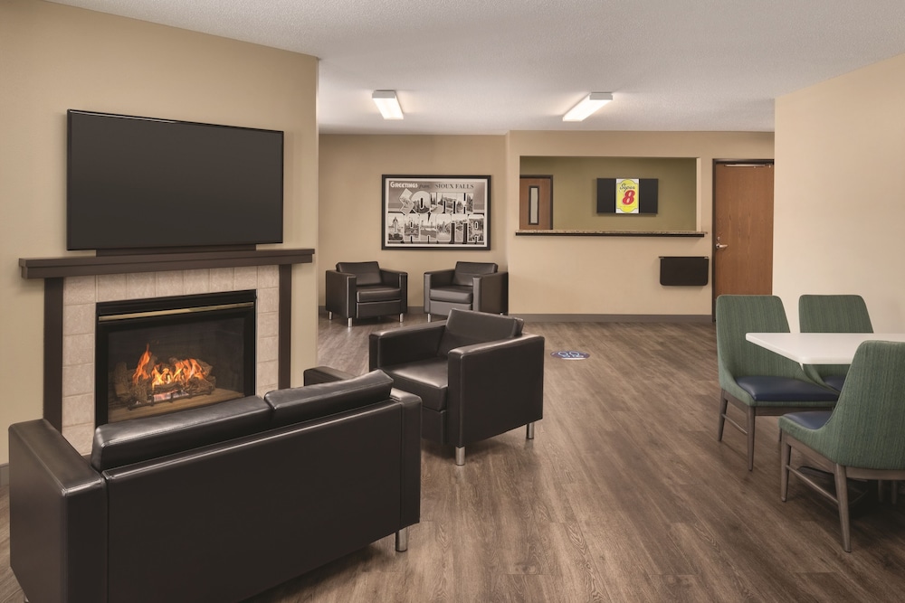 Super 8 by Wyndham Sioux Falls 22/34