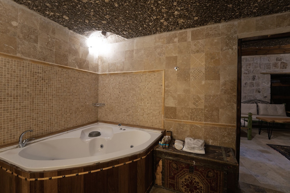 SUITE, KING BED, BALCONY
