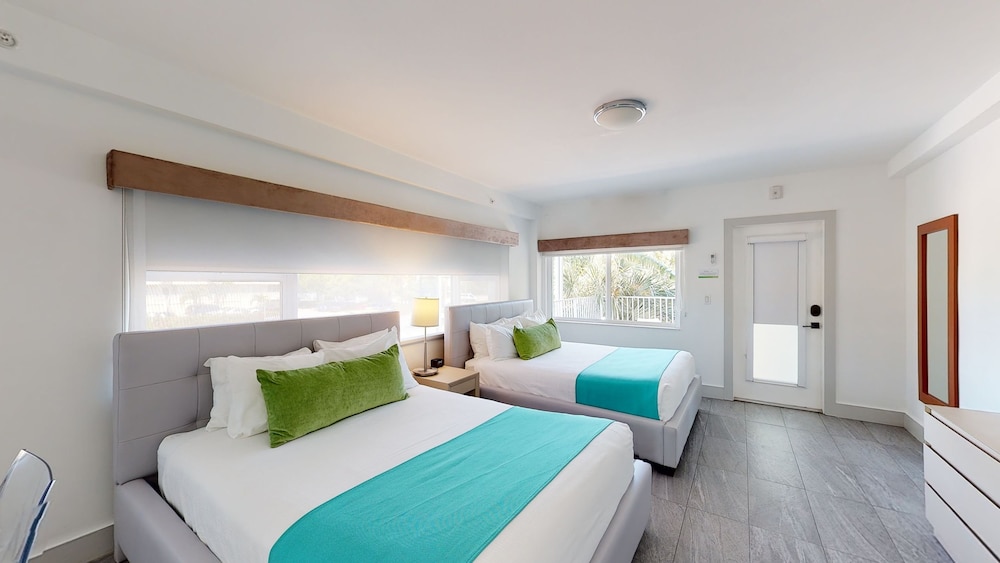 Premium, Queen Bed, 2 Bathrooms, Sofa