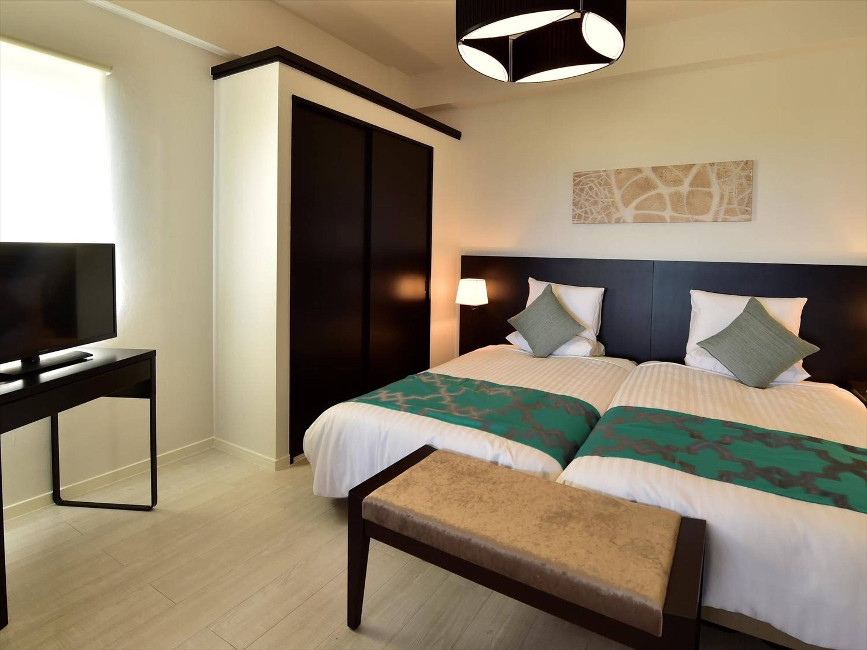 Suite, Twin Beds, Sofa, Hot Tub, Building