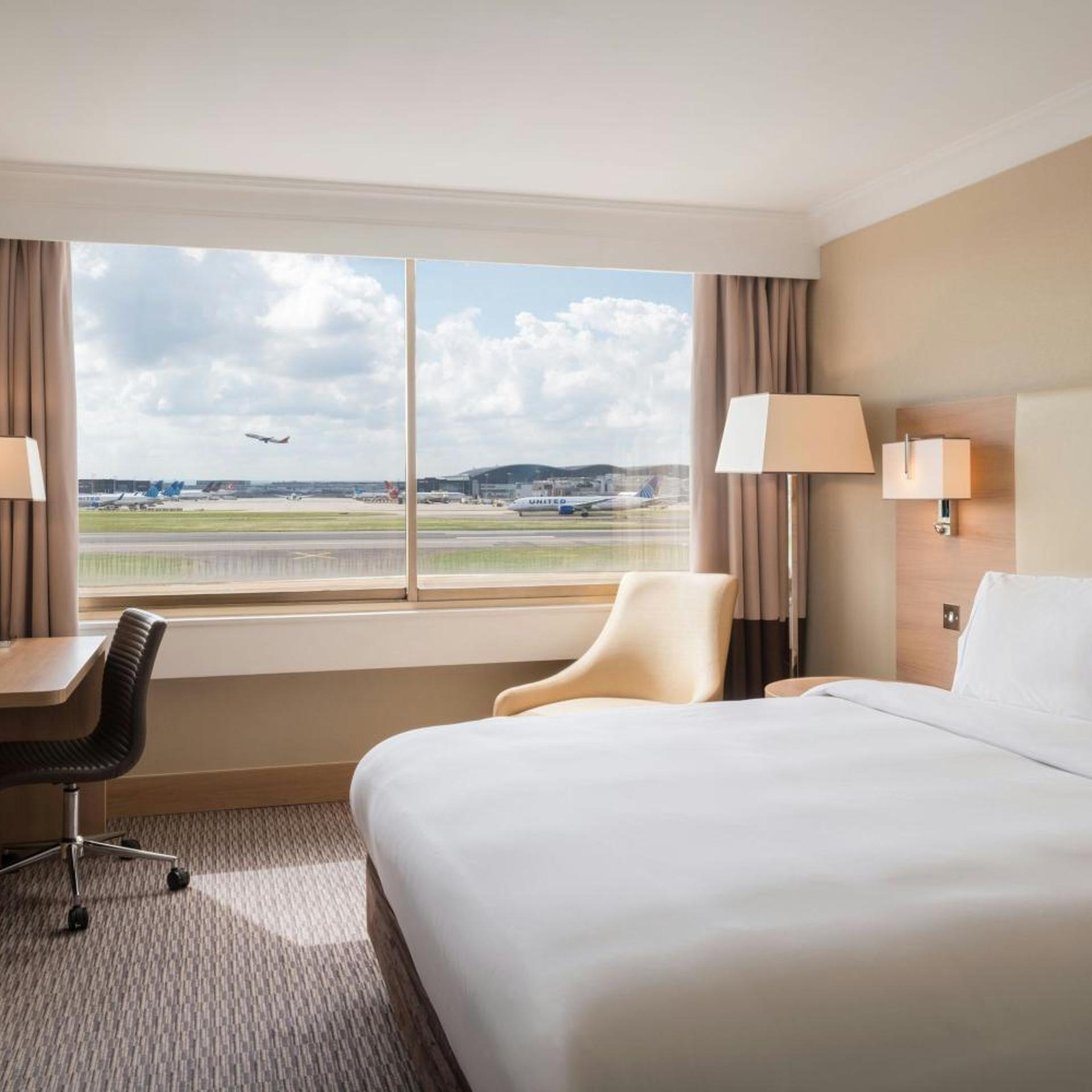 Superior, Double Bed, Runway View، RENAISSANCE LONDON HEATHROW HOTEL 2/9
