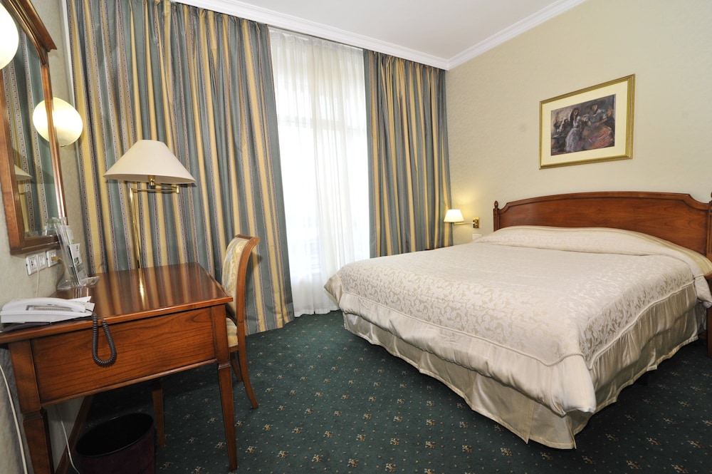 Suite, King Bed, Dining Area, Living Area