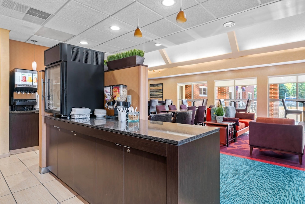 MainStay Suites Appleton Airport - Fox River Mall Area 7/46