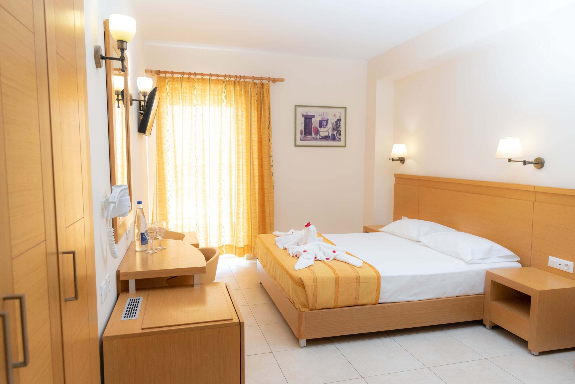 Standard, 1 Double and 1 Single Bed, Lateral Side Sea View