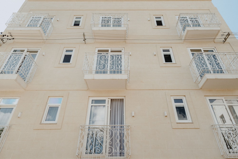 TOWNHOUSE 17 5/58
