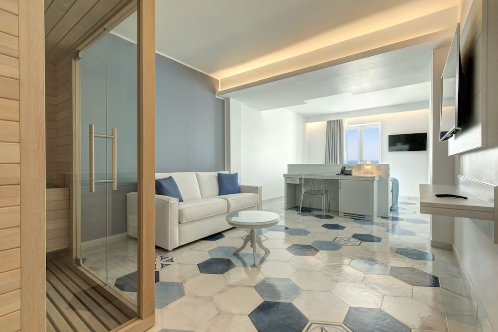 Lloyd's Baia Hotel 40/64