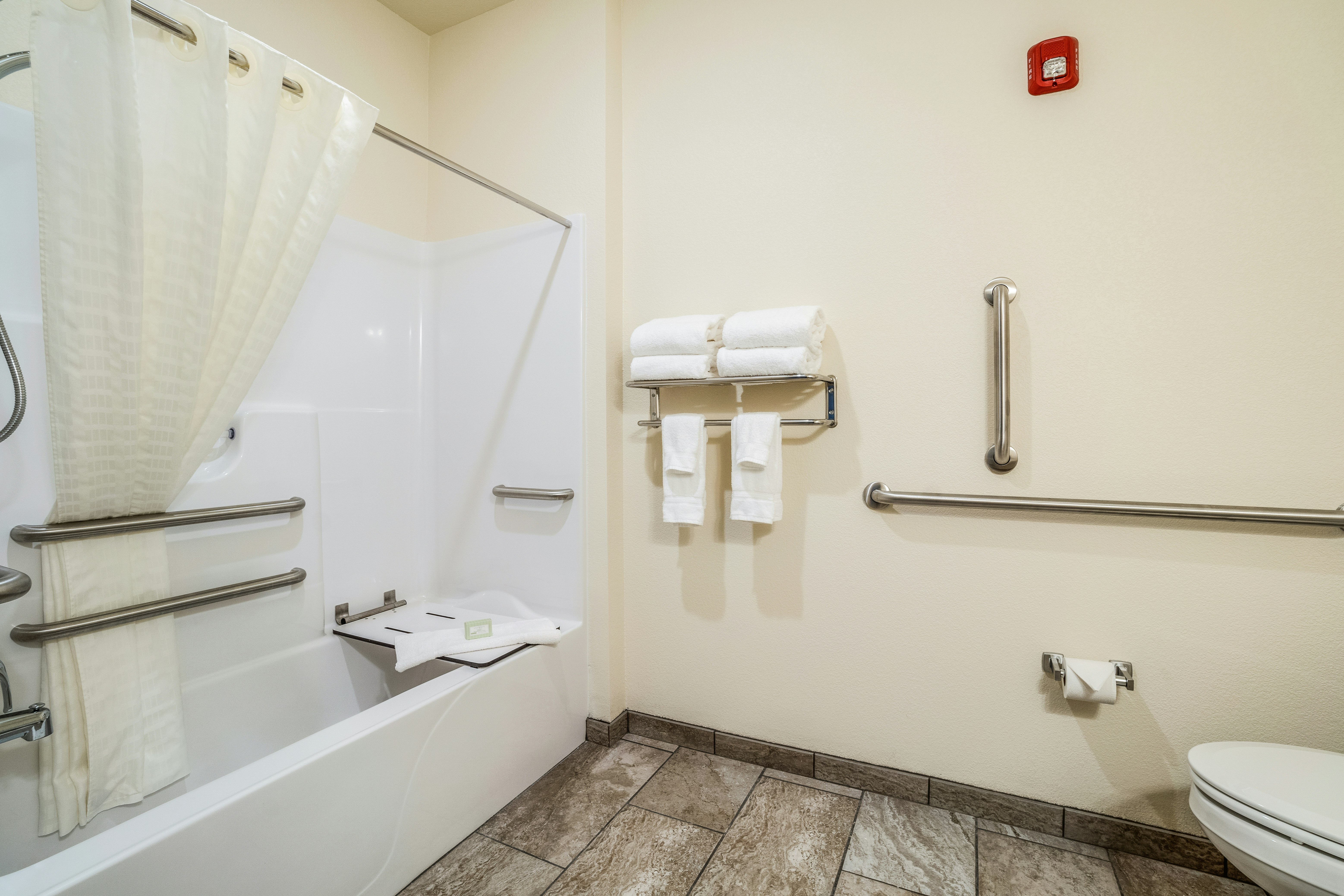 Cobblestone Hotel & Suites - Newport 60/61