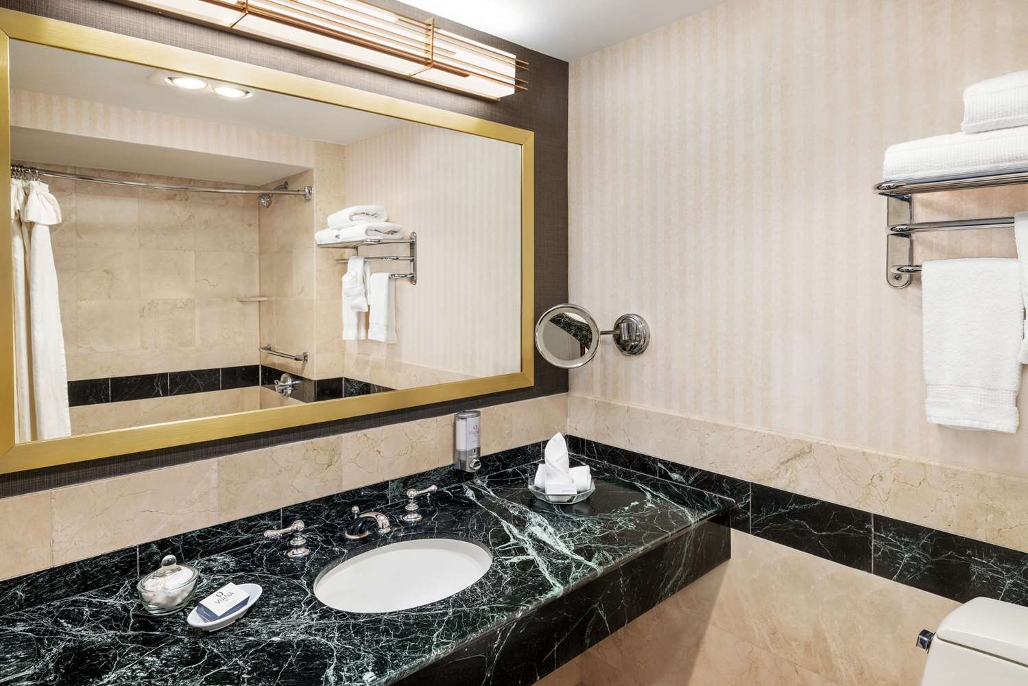غرفة بسرير كينج بشرفة، Inn At Great Neck 3/3