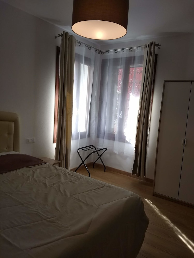 ECONOMY, QUEEN BED