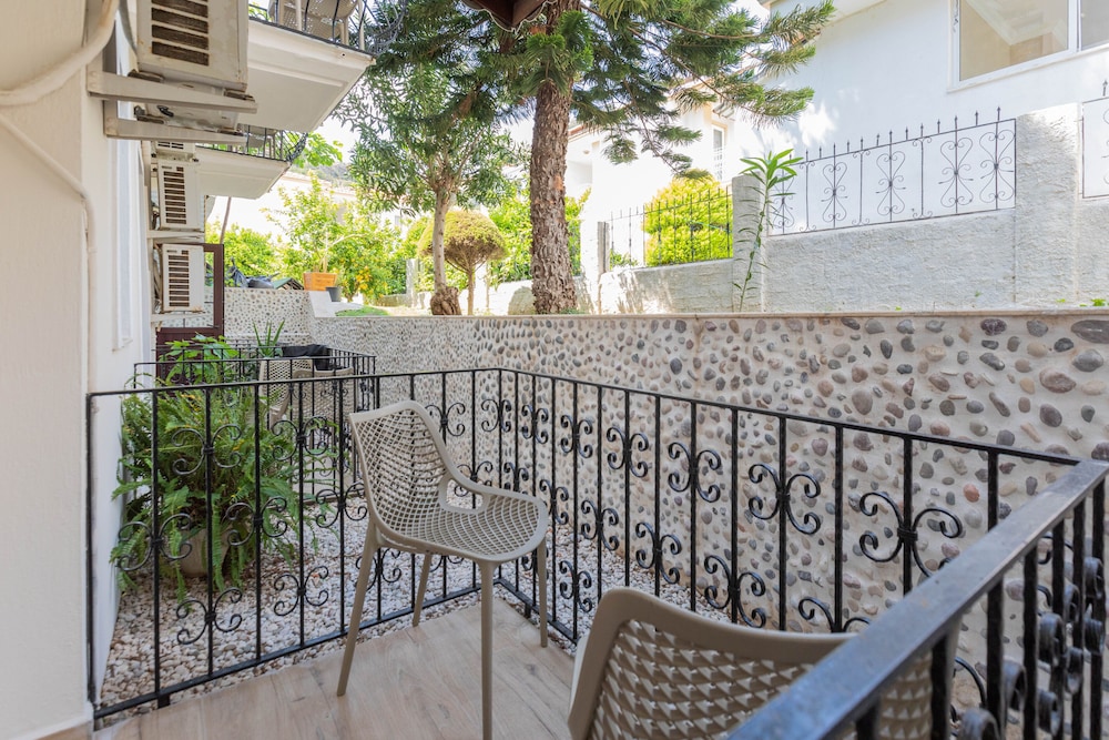 Bronze Hotel - Adults Only 22/32