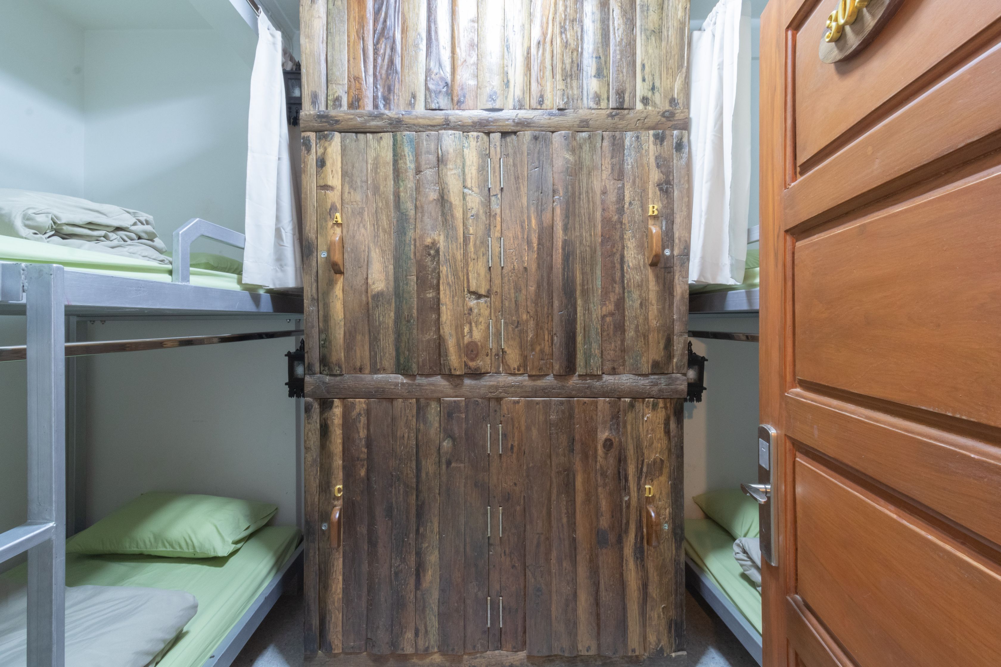 Banthat Thong Hostel 34/35
