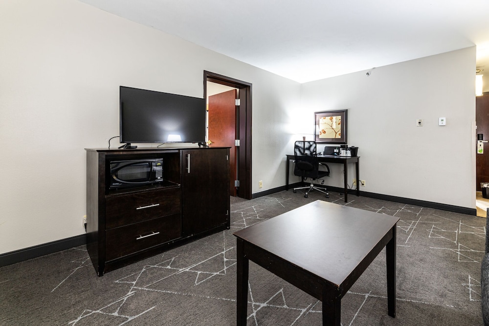 La Quinta Inn & Suites by Wyndham Dallas I-35 Walnut Hill Ln 28/46
