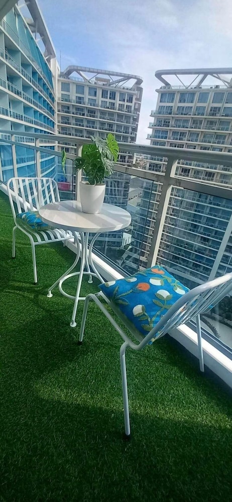 Azure Urban Resort By Adam's Crib 26/50