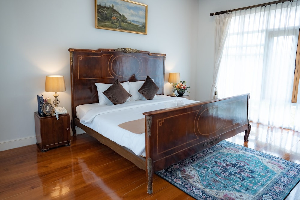GRAND, POOL, SUITE