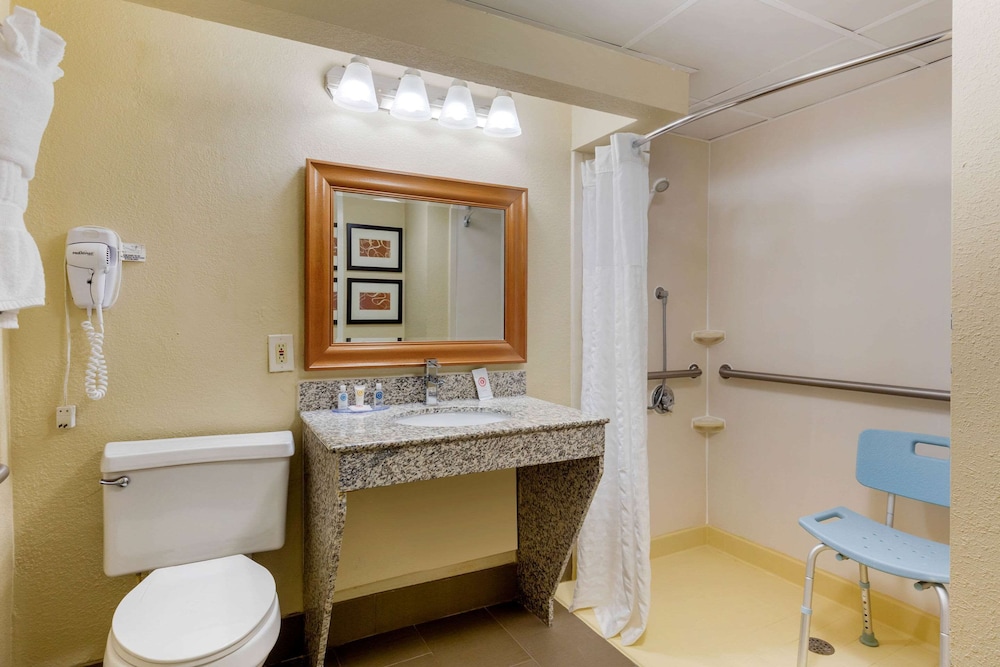 Comfort Inn and Suites Durham Near Duke University 18/44
