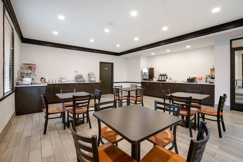 Travelodge by Wyndham Canton/Livonia Area, MI 29/38