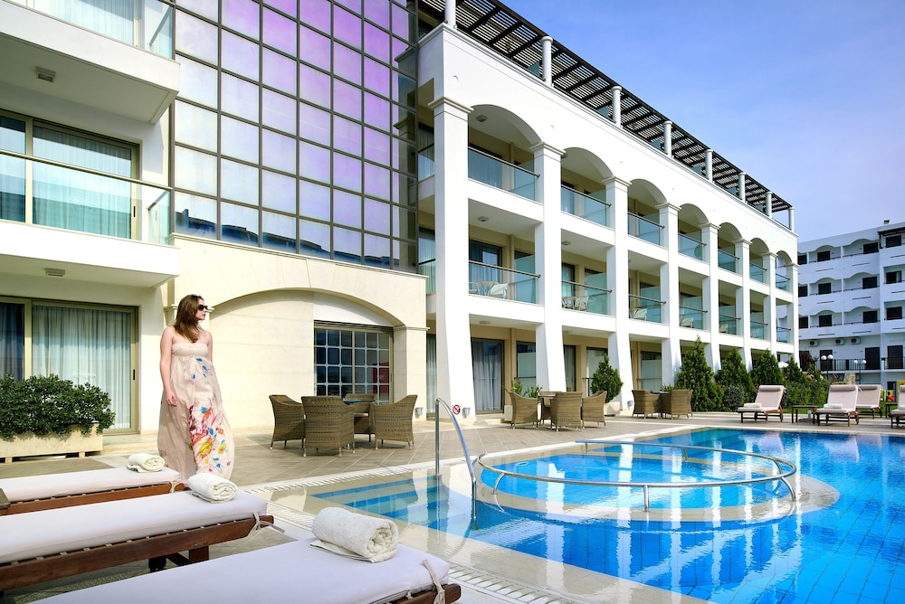 Albatros Spa and Resort Hotel in HERSONISSOS
