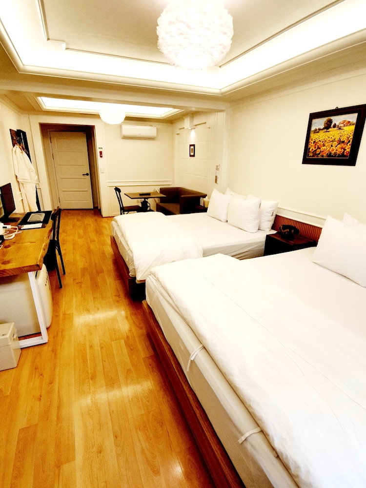 DELUXE, TWIN BEDS