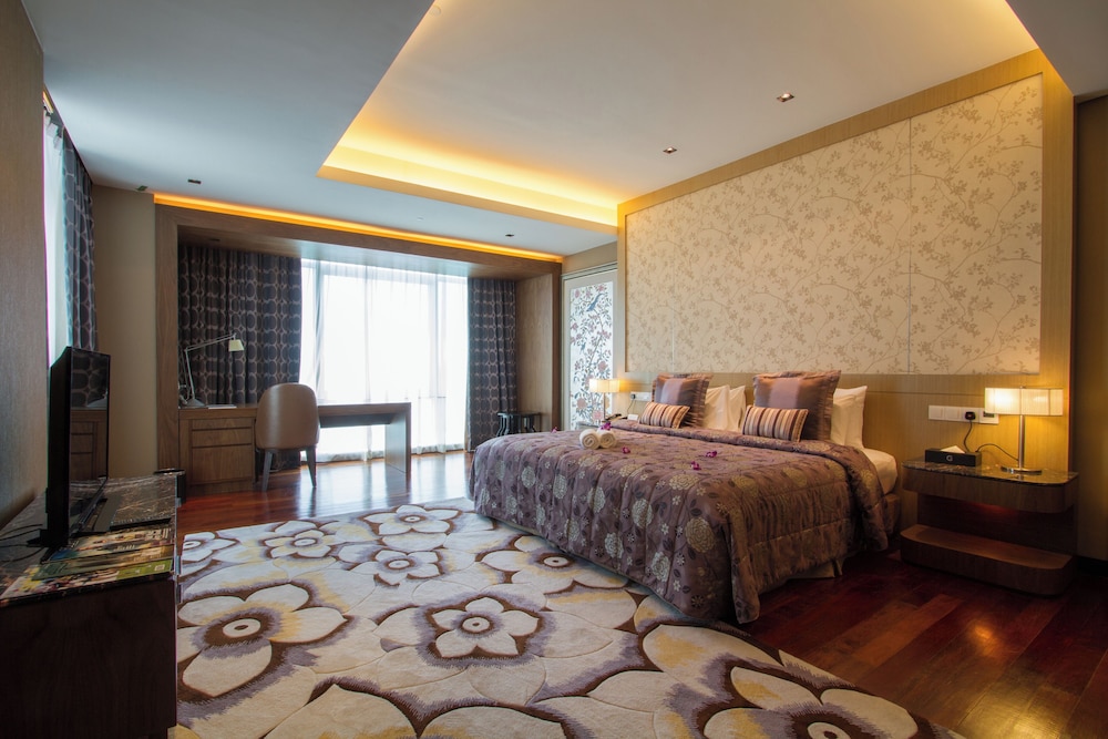 PREMIER, STUDIO, SUITE