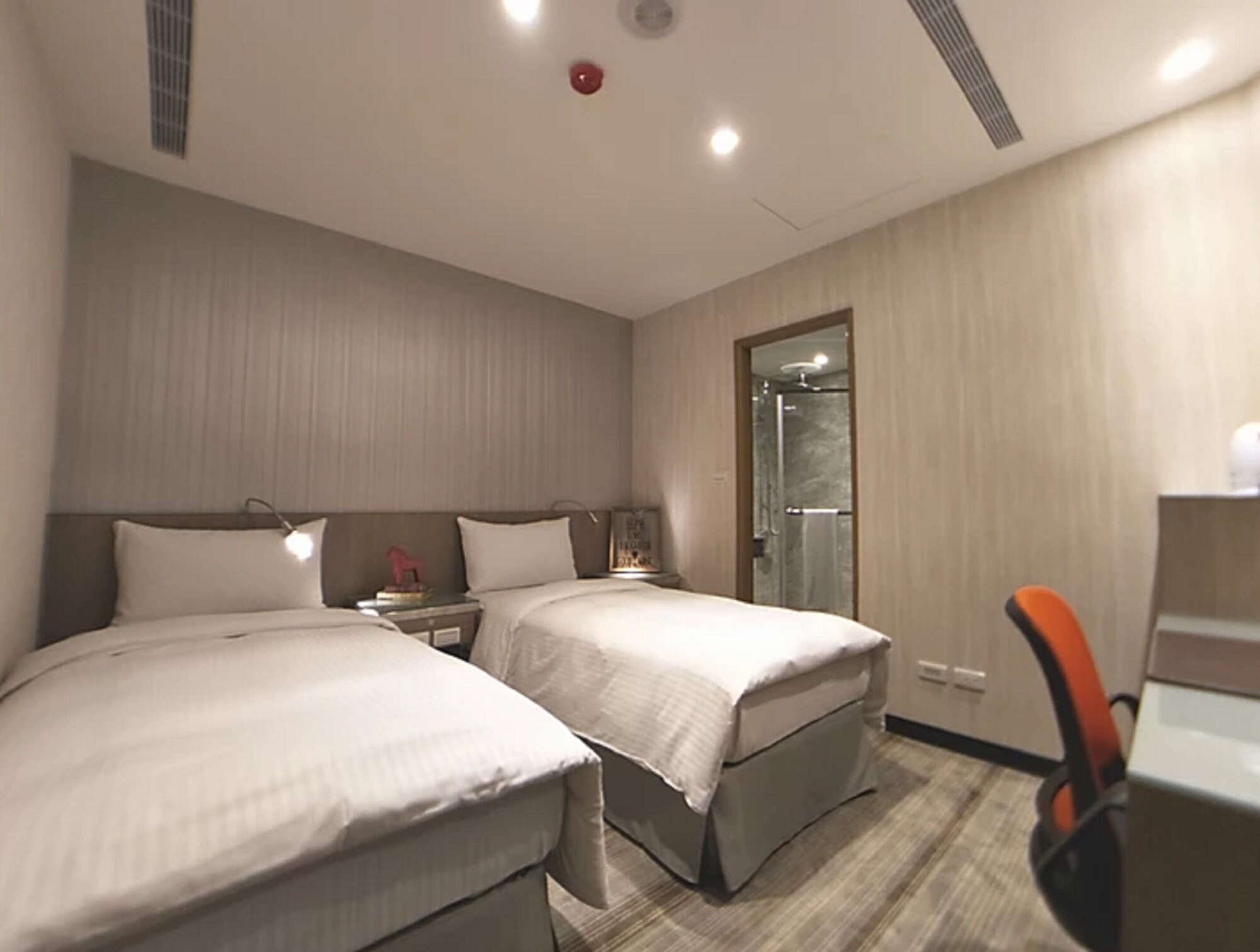 ROOM, TWIN BEDS