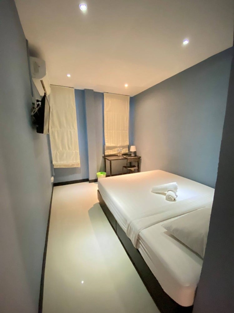 ROOM, DOUBLE BED