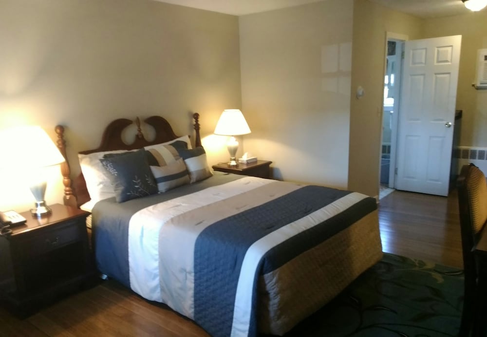 Colonial Inn Seekonk 24/58