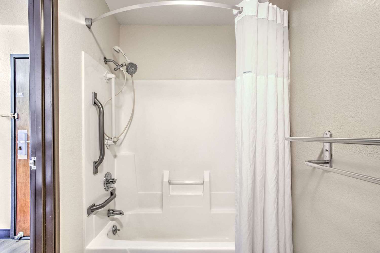Days Inn by Wyndham Le Roy/Bloomington Southeast 7/8