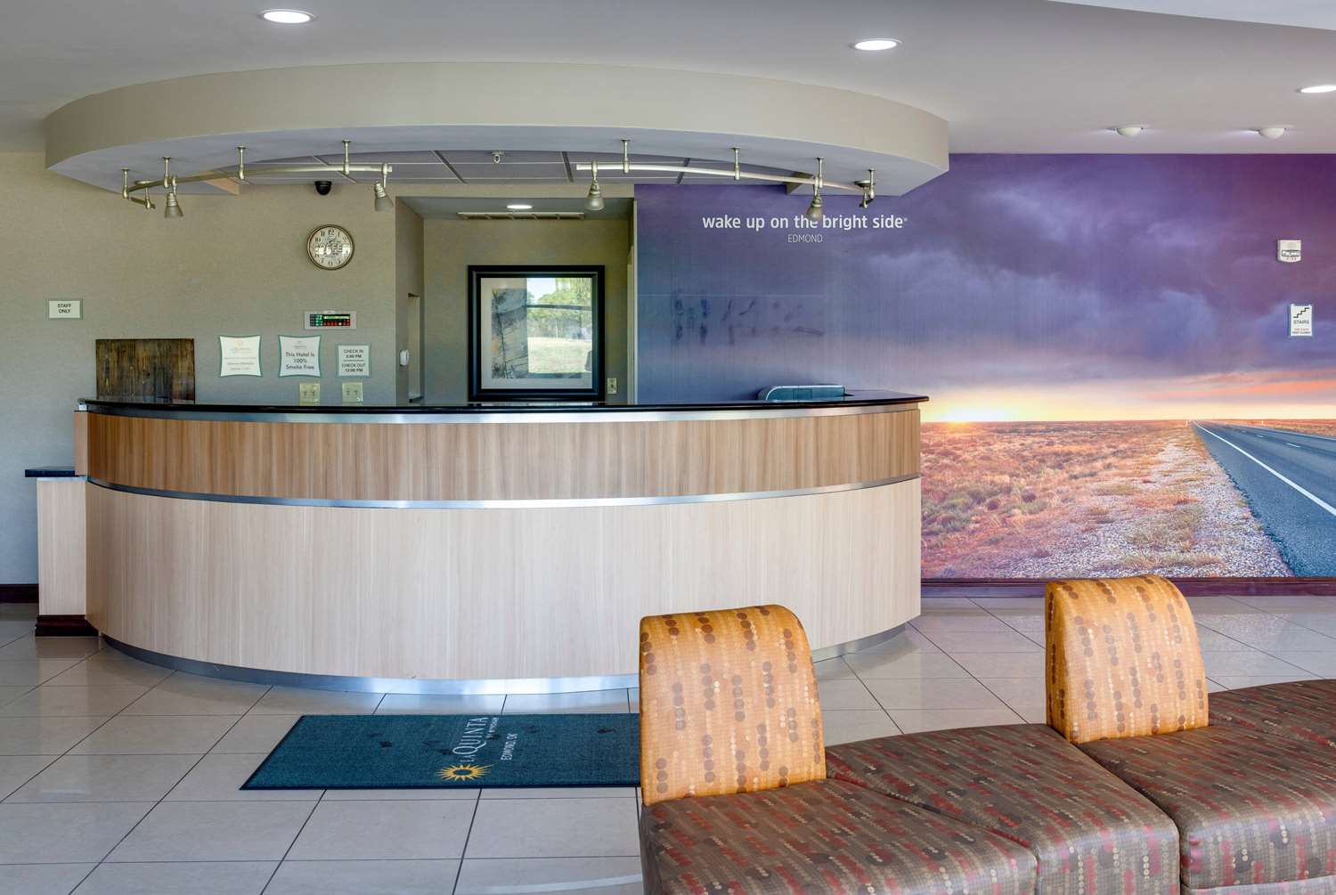 La Quinta Inn and Suites by Wyndham Edmond detail