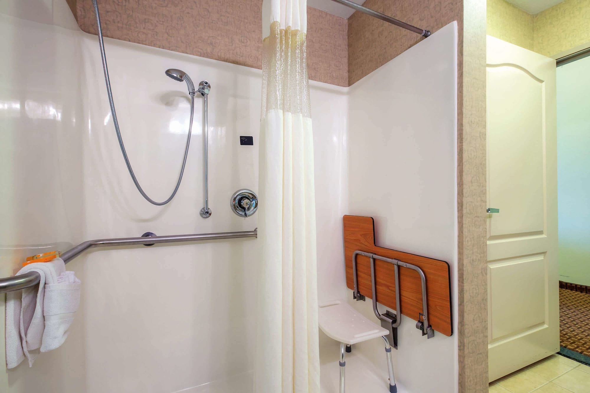 جناح استوديو بسرير كينج لذوي الإعاقة، La Quinta Inn Suites Cleburne 4/4