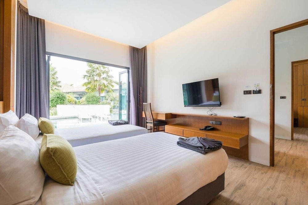 2 BEDROOMS, PREMIER, POOL ACCESS