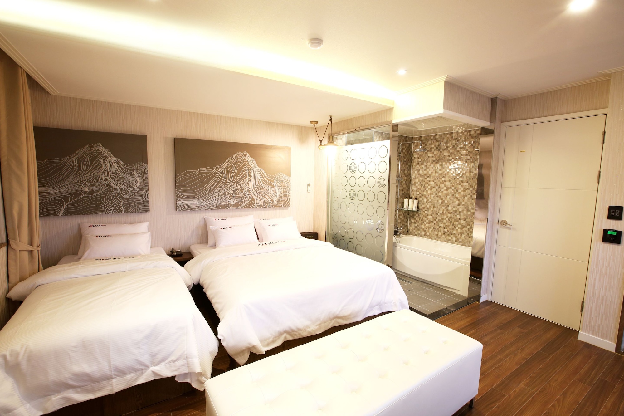 LUXURY, TWIN BEDS